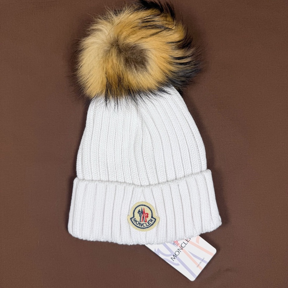 New Women’s Moncler Ribbed Knit White Beanie with Pom-Pom